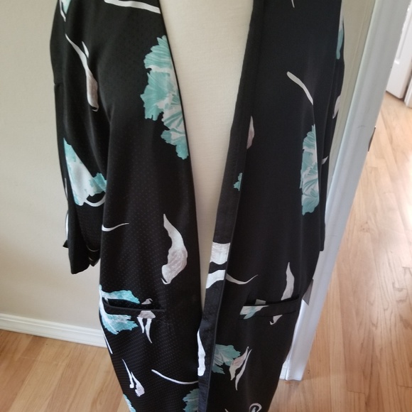 Short Sleeves Floral Kimono Size Medium - Picture 7 of 8